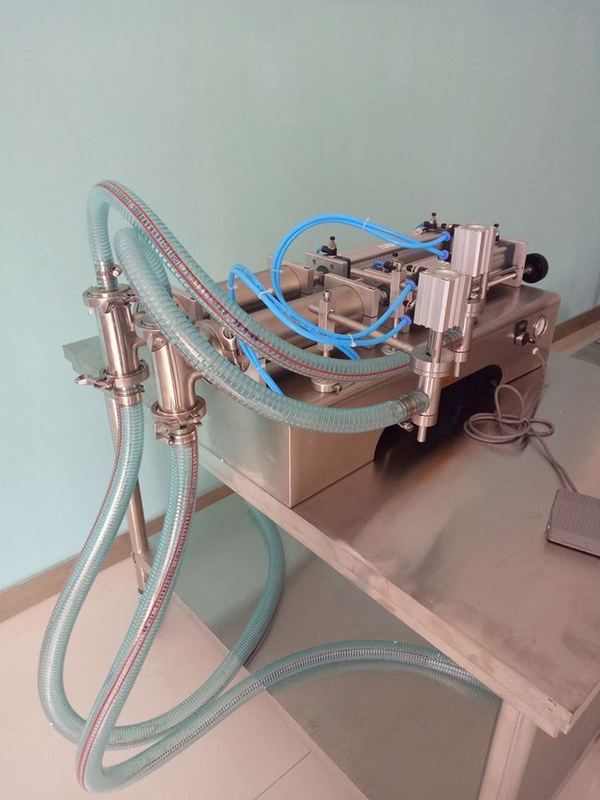 آلة تعبئة السوائل الهوائية ذات الفوهات المزدوجة لتعبئة الشامبو والزيت والمواد الكيميائية G1WY-2Y-500