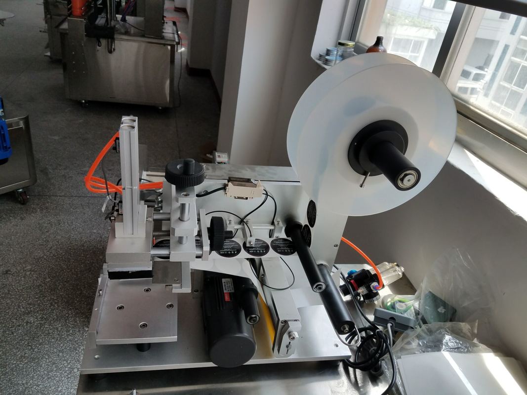 آلة لصق الملصقات المسطحة الاحترافية المخصصة للصناديق/الأكياس/الأغطية، موزع ملصقات الزجاجات المربعة