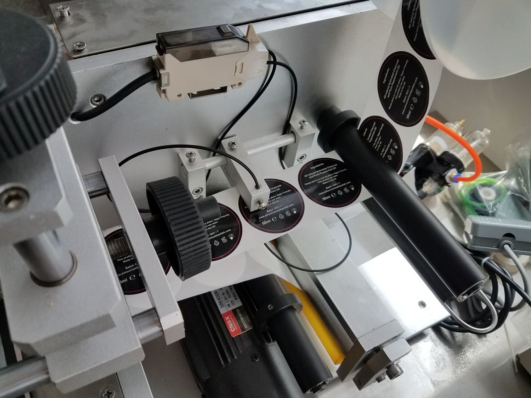 آلة وضع ملصقات عالية الدقة للأسطح المسطحة، الزجاجة المربعة، سعر المصنع