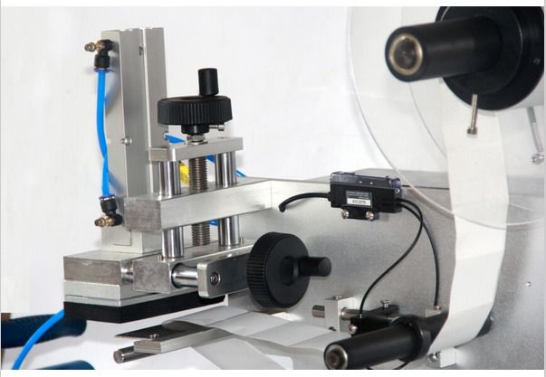 آلة لصق الملصقات ذات السطح المستوي المستقر عالي الدقة للزجاجات المربعة، الصناديق متعددة الجوانب، ملصقات مدمجة للأعمال الصغيرة
