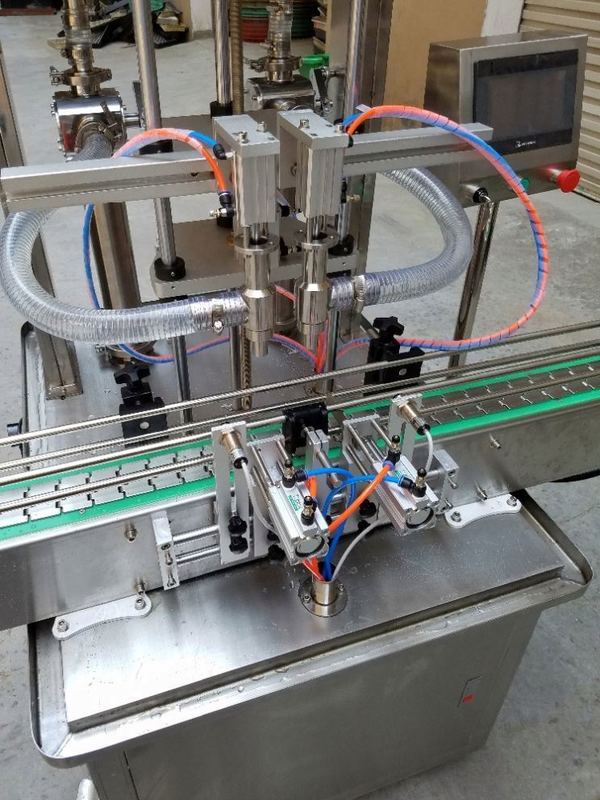 آلة تعبئة كريم الوجه التجميلي الرأسية الأوتوماتيكية ذات 4 رؤوس مع مضخة تغذية